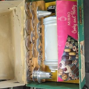 Cookie and pastry press